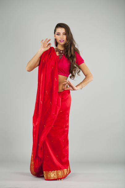 νεαρή όμορφη γυναίκα στην ινδική φόρεμα - Φωτογραφία, εικόνα