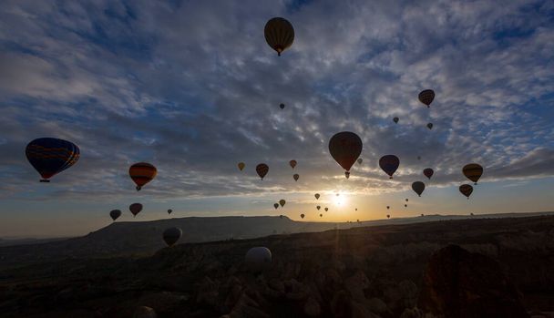 Balónky letí v Cappadocii, Greme za úsvitu. Cappadocia je známá po celém světě jako jedno z nejlepších míst pro létání s horkovzdušnými balóny.  - Fotografie, Obrázek