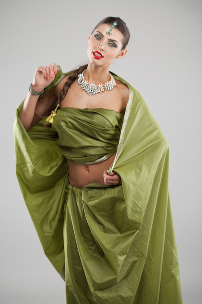Young pretty woman in indian green dress - Φωτογραφία, εικόνα