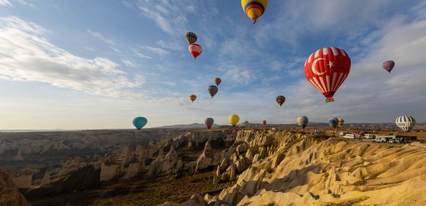 Μπαλόνια πετούν στην Καππαδοκία, Greme το ξημέρωμα. Cappadocia είναι γνωστή σε όλο τον κόσμο ως ένα από τα καλύτερα μέρη για να πετάξει με αερόστατα θερμού αέρα.  - Φωτογραφία, εικόνα