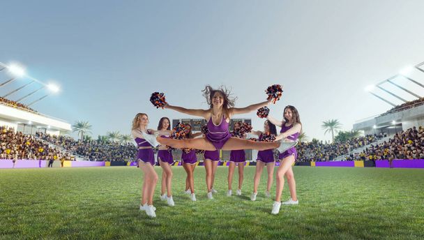 Groep cheerleaders in actie op stadion - Foto, afbeelding