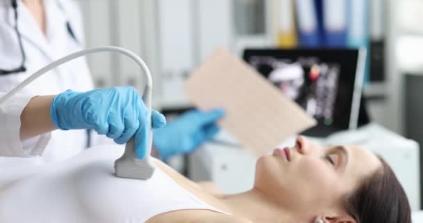 Lääkäri kardiologi nainen potilaan työtä ultraääni laitteet sairaalassa. Sydänsairauksien diagnosointi - Materiaali, video
