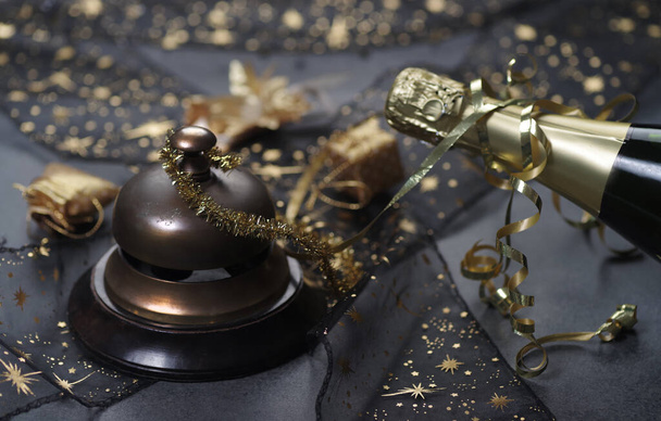 Nieuwjaarsconcept, met helder licht en champagnefles, gouden bokeh achtergrond - Foto, afbeelding