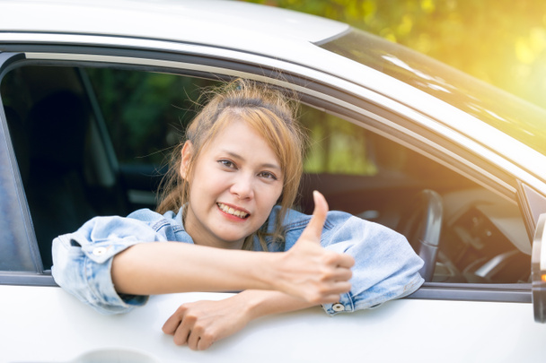 Леді в машині щасливий усміхнений великий палець вгору насолоджуватися водінням з хорошими поїздками
. - Фото, зображення