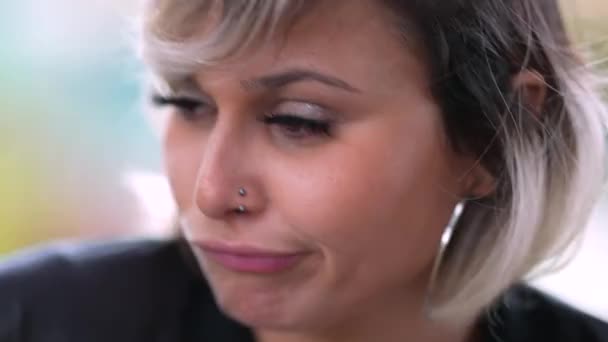 Απογοητευμένη γυναίκα πρόσωπο close-up έκφραση - Πλάνα, βίντεο