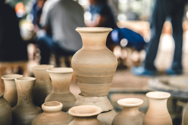 Processo de secagem de argila vintage. vaso de cerâmica velho Binaural cerâmica pote de barro - Foto, Imagem