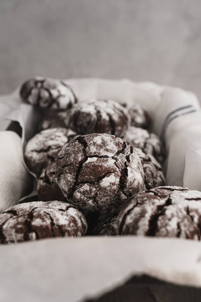 Шоколадне печиво з крижаним крижаним печивом, розташоване на робочій поверхні білого мармуру, з копіювальним простором. Зображення концепції домашньої випічки
. - Фото, зображення