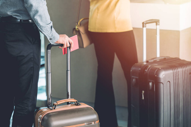 primer plano equipaje viajero turista espera cola para el check-in en el servicio de contador de aerolíneas en el aeropuerto - Foto, imagen