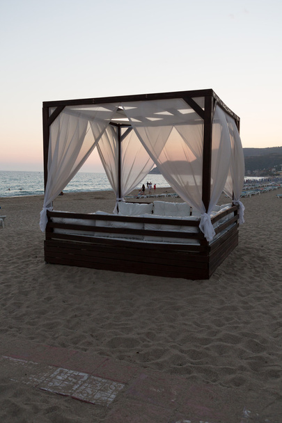 Alanya - A cama de quatro cartazes na paisagem noturna na praia de Cleópatra
. - Foto, Imagem