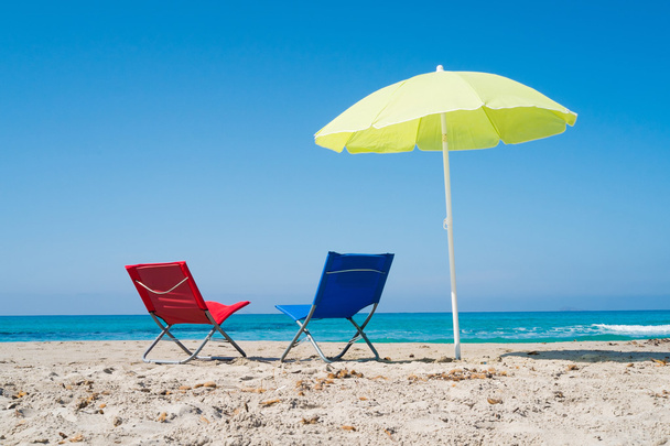 Пляжна парасолька і стільці для відпочинку
 - Фото, зображення