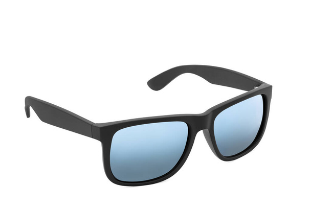 Gafas de sol de color azul marco negro sobre fondo blanco aislado - Foto, imagen