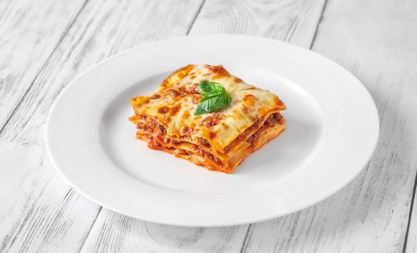 Osa perinteistä italialaista lasagnea valkoisella levyllä - Valokuva, kuva