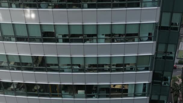 niski kąt widzenia do wieżowca wieżowiec biurowy budynek finansowy wieża w mieście Singapur, nowoczesny budynek centrum metropolii - Materiał filmowy, wideo