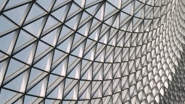 Glasdach eines modernen Gebäude-Deckendaches mit Stahlkonstruktion Design-Architektur in modernem Stil bei Tag - Filmmaterial, Video