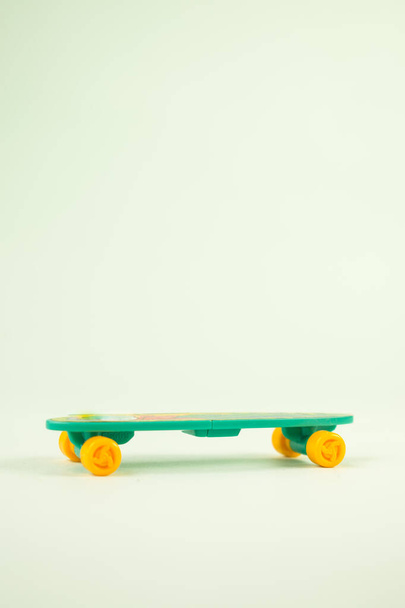 skate verde no fundo verde - Foto, Imagem