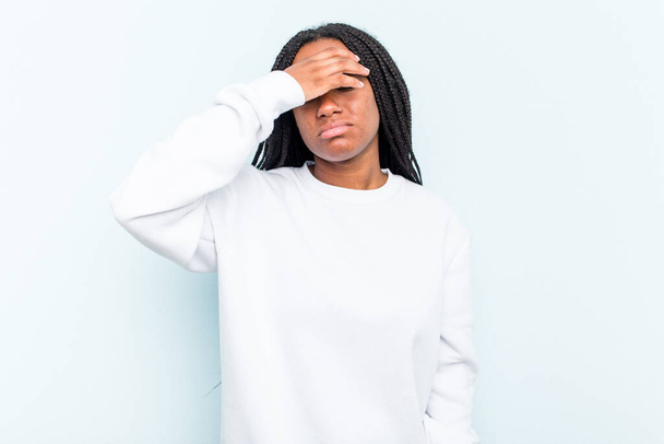 Giovane donna afroamericana con trecce capelli isolati su sfondo blu toccare tempie e avere mal di testa. - Foto, immagini