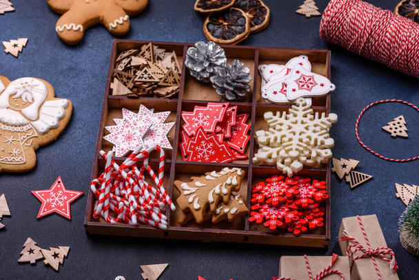 Composición navideña con galletas de jengibre, juguetes navideños, piñas y especias. Vacaciones de invierno fondo - Foto, Imagen