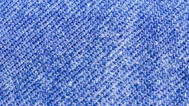 Текстура поверхности джинсовой ткани крупным планом - Кадры, видео
