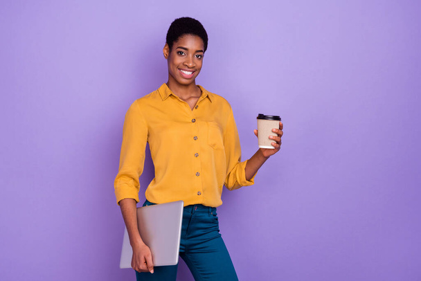 Photo of young cheerful woman man hold laptop enjoy hot latte caffeine beverage takeaway isolated over violet color background. - Fotografie, Obrázek