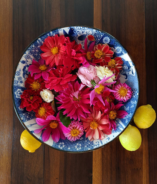 георгины и другие цветы в декоративном керамическом сосуде - Фото, изображение