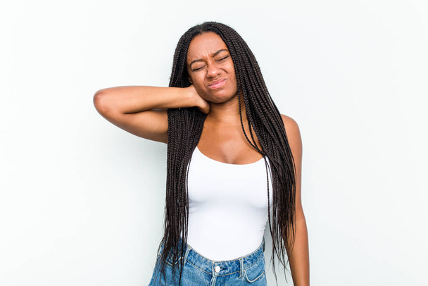 Mladá africká americká žena izolované na bílém pozadí s bolestí krku v důsledku stresu, masáže a dotýkání rukou. - Fotografie, Obrázek