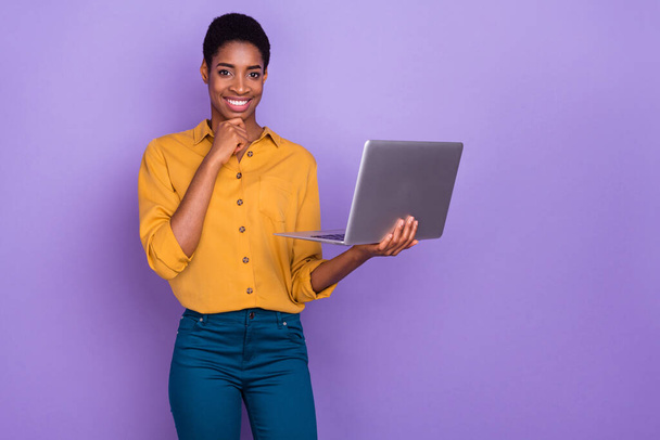 Foto de jovem mulher mão toque queixo uso inteligente laptop gerente agente isolado sobre fundo cor violeta. - Foto, Imagem