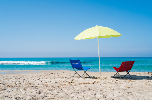 Sombrilla de playa y sillones
 - Foto, imagen