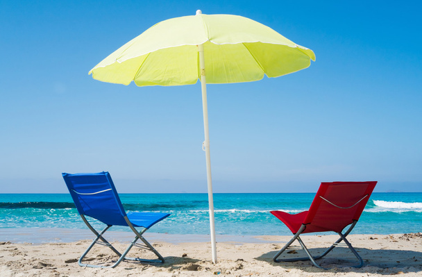 Пляжный зонтик и шезлонги
 - Фото, изображение