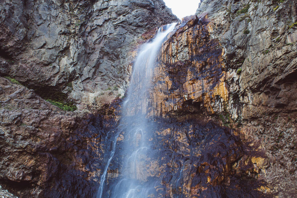 アルメニアのアラガト山の滝 - 写真・画像