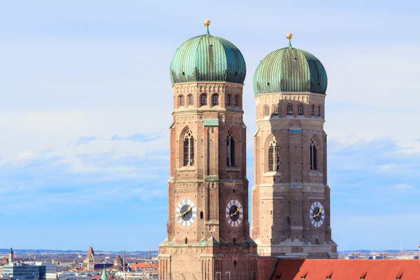 Deux tours de Frauenkirche à Munich
 - Photo, image