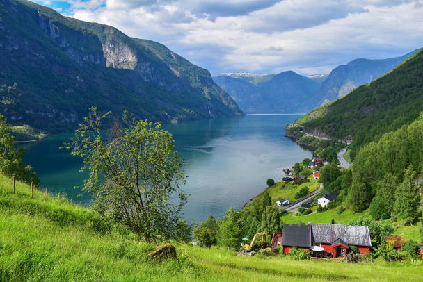 Magnifica vista lago sulle montagne e sull'oceano, Aurlands Fjord, Otternes, Norvegia, Scandinavia, Europa - Foto, immagini
