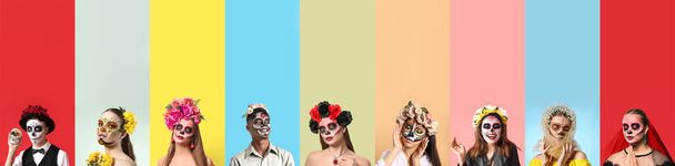 Conjunto de personas con cráneos pintados en rostros contra fondo de color. Día de Muertos de México (El Día de Muertos))  - Foto, imagen