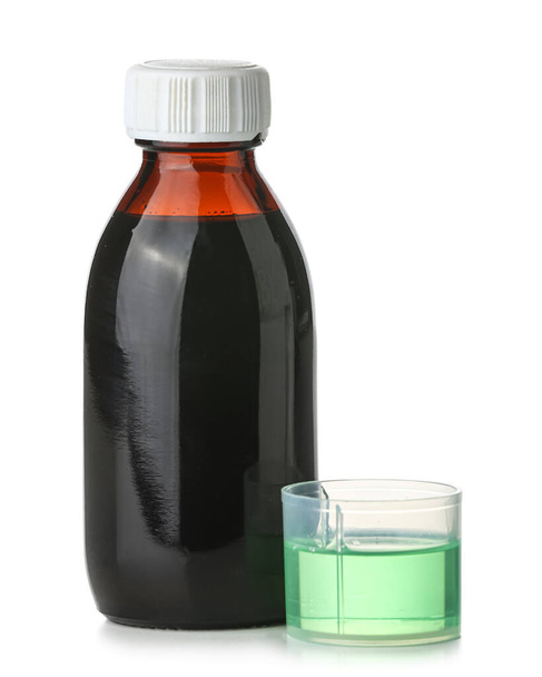 Пляшка сиропу і чашки на білому тлі
 - Фото, зображення