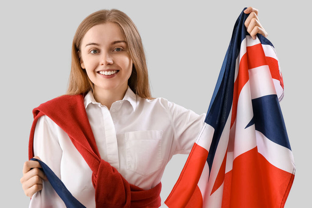 Junge Frau mit britischer Flagge auf hellem Hintergrund - Foto, Bild