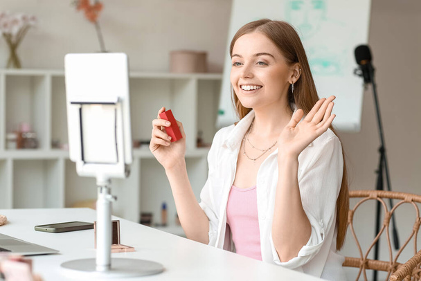 Женщина-блоггер красоты с губной помадой запись видео в гримерке - Фото, изображение