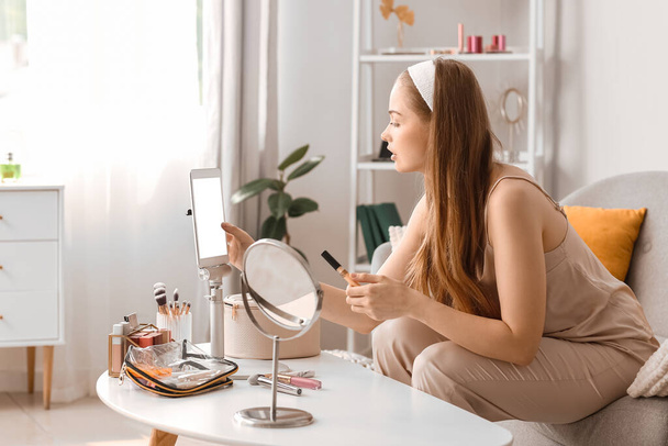 Γυναίκα blogger ομορφιά με προϊόν μακιγιάζ εγγραφή βίντεο στο σπίτι - Φωτογραφία, εικόνα