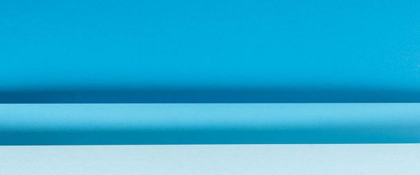 Барвистий синій складений паперовий матеріал дизайн горизонтально. Вид зверху, плоска лежала. Прапор
.  - Фото, зображення
