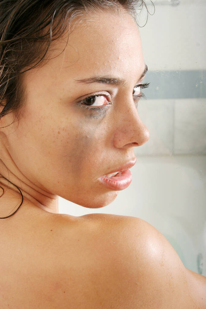 Woman crying in a bathroom - Foto, Bild