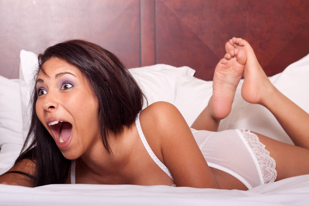 σέξι γυναίκα στον εσώρουχα ξαπλωμένος στο κρεβάτι - Φωτογραφία, εικόνα