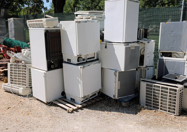 aparatos frigoríficos y otros aparatos electrónicos usados y rotos en vertederos para reciclar - Foto, Imagen