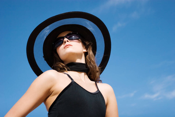 Sexy fashion model wearing hat and sunglasses - Fotó, kép