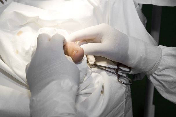 orvosok eszközökkel, így a műtét kezében - Fotó, kép