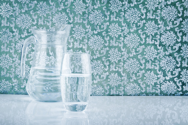 szkło i dzbanek wypełniony wodą termalną - Zdjęcie, obraz