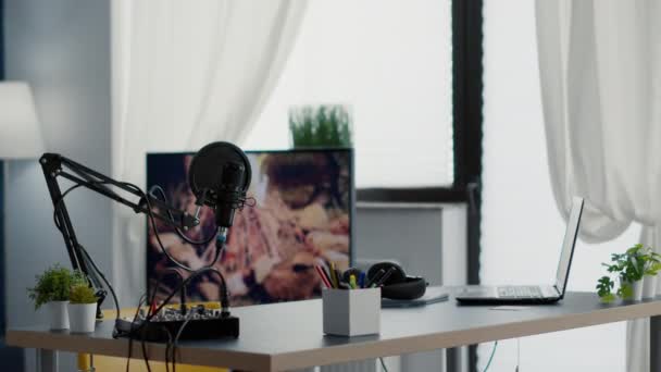 Cabine de estúdio de streaming vazia com equipamento de áudio profissional moderno. Podcast broadcast desk ter dispositivos de gravação e gadgets dentro do espaço de trabalho do escritório com ninguém nele. Estúdio - Filmagem, Vídeo