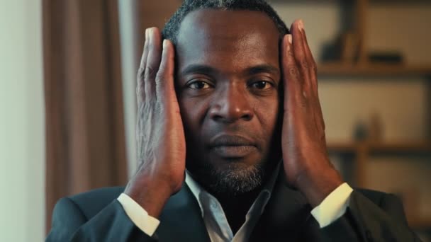 Close-up irritado animado afro-americano homem cobrindo ouvidos com as mãos sobre o ruído sentindo ataque de pânico gritando sofrendo de dor de cabeça deprimido empresário experimentando problema sente dor de raiva - Filmagem, Vídeo