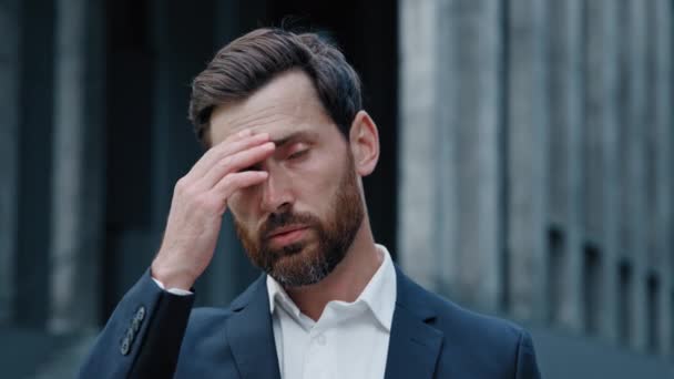 Männerporträt frustriert traurig kaukasischen Geschäftsmann Sorgen über das Problem erleben Arbeitsplatzverlust Konkurs leiden unter schlechten Nachrichten Gefühl Kopfschmerzen Probleme Angst gestresster junger Mann fühlt Traurigkeit - Filmmaterial, Video