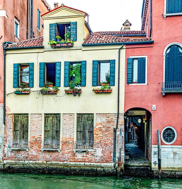 Entrada del edificio medieval a lo largo del Canal Veneciano - Foto, imagen