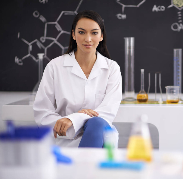 O gerçek bir dahi. Laboratuvarda oturan kadın bir bilim adamının portresi. - Fotoğraf, Görsel