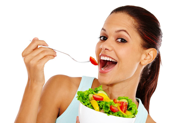 彼女は健康的な食事を楽しむ。健康的なサラダを楽しむ魅力的な若い女性の肖像画 - 写真・画像