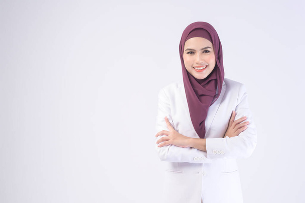 A Beautiful muslim business woman wearing white suit with hijab in studio	 - Foto, imagen